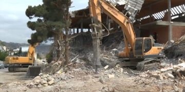 Bakının mərkəzində üç ilə tikilən hotel üç günə söküldü – VİDEO