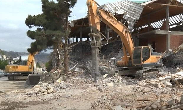 Bakının mərkəzində üç ilə tikilən hotel üç günə söküldü – VİDEO