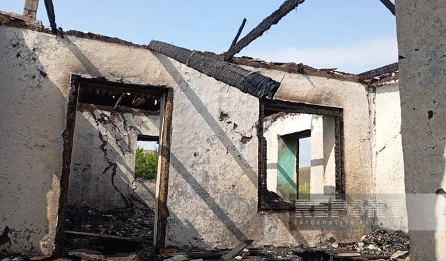 Cəlilabadda ev yanaraq kül olub