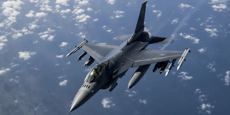 Ukraynaya ilk F-16 qırıcıları gətirildi