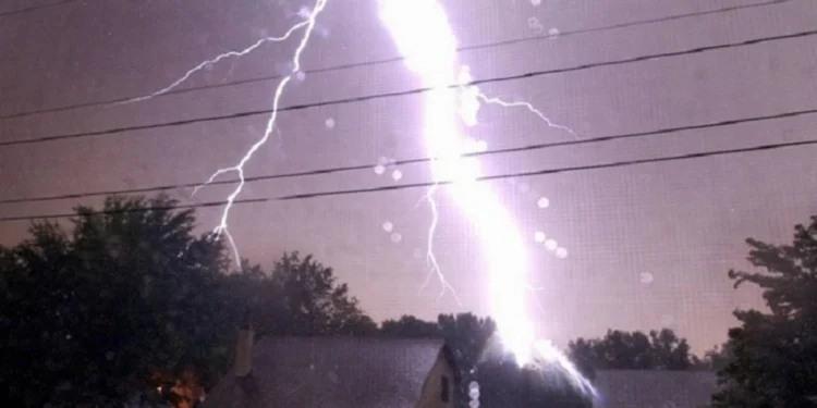 İsmayıllıda yaşayış evinin damına ildırım düşdü, ev yandı