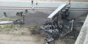 Azərbaycanda yük maşını aşdı, iki nəfər yanaraq öldü – Qatarların hərəkəti dayandırıldı