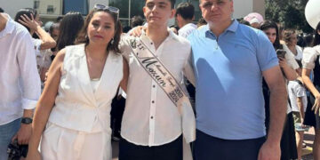 Oğlu ilə eyni gündə tələbə adını qazandı – Foto