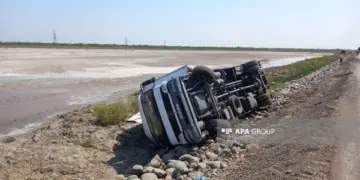 Biləsuvarda təmir olunan yolda yük avtomobilləri aşıb