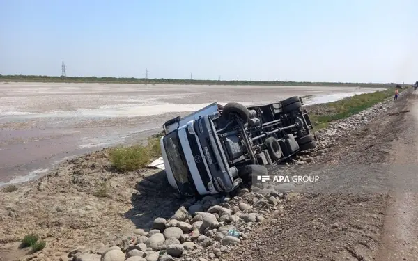 Biləsuvarda təmir olunan yolda yük avtomobilləri aşıb