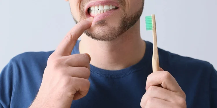 Dişlərə qulluqda 5 səhv: Mina qatını məhv edən vərdişlər