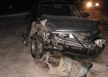 Maşın ağaca çırpıldı – Sürücü öldü