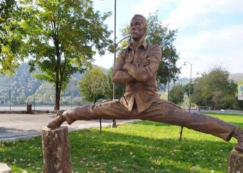 Jan Klod Van Dammın Qəbələdəki heykəli götürüldü – Səbəb açıqlandı