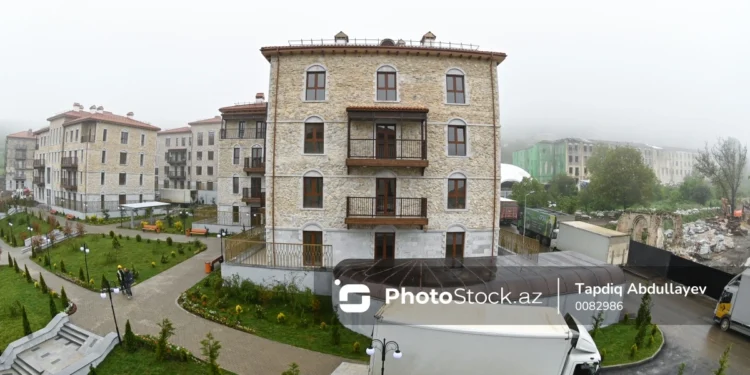 Köç karvanı Şuşaya çatıb, mənzillərin açarları təqdim olunub