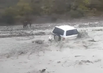 Azərbaycanda müəllimləri daşıyan maşını SEL APARDI