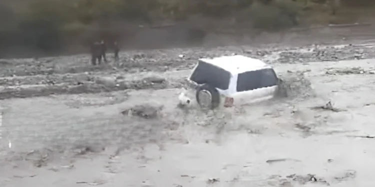 Azərbaycanda müəllimləri daşıyan maşını SEL APARDI