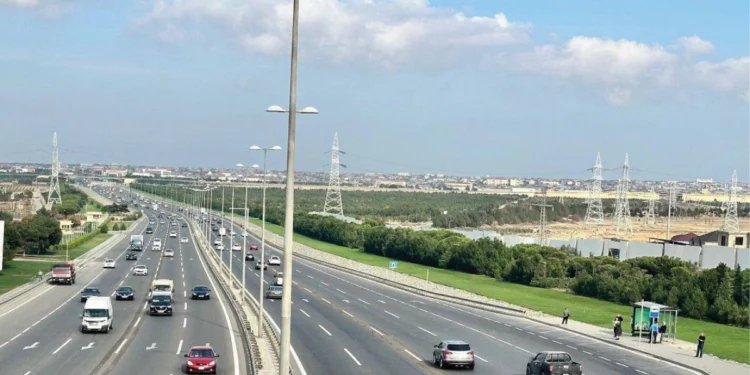 Sürücülərin narazılığına səbəb olan qoşa xətt silinərək qırıq xətlə əvəz edildi