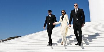 Bayraq Meydanında əl-ələ… – Fotolar