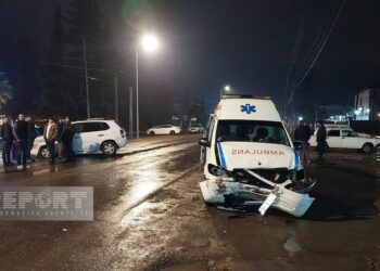 Lənkəranda təcili yardım avtomobili qəzaya düşüb, yaralılar var