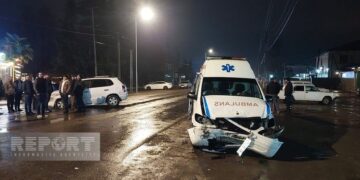 Lənkəranda təcili yardım avtomobili qəzaya düşüb, yaralılar var