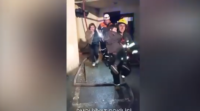 Xırdalanda çoxmərtəbəli yaşayış binasında yanğın oldu – VİDEO