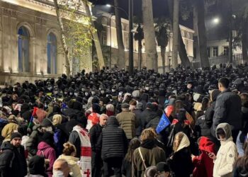 Tbilisidə etirazçılar parlament binasının şüşələrini sındırıblar – VİDEO (YENİLƏNİB)