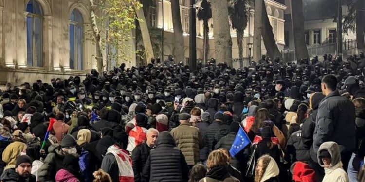 Tbilisidə etirazçılar parlament binasının şüşələrini sındırıblar – VİDEO (YENİLƏNİB)