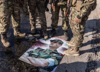 Küçələrdə insan meyitləri və Əsədin cırılmış portretləri – FOTOLAR