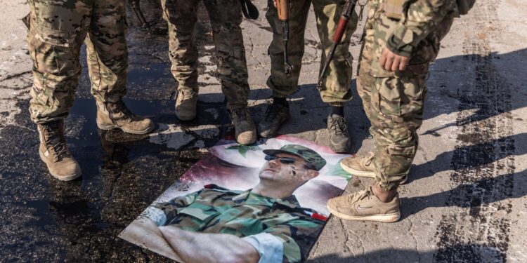 Küçələrdə insan meyitləri və Əsədin cırılmış portretləri – FOTOLAR