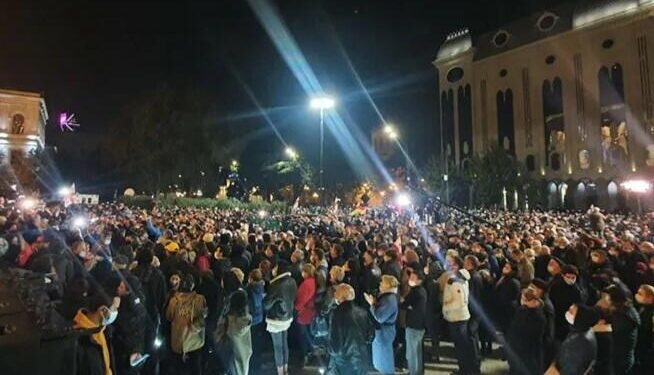 Tiflisdə parlament binası “atəşə tutuldu”