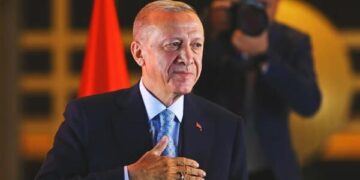 Axar.az AZ RU EN آذ فا   Rusiya bu çağırışı qəbul etməlidir – Ərdoğan 12 Punto 14 Punto 16 Punto 18 Punto Rusiya ABŞ-ın atəşkəs çağırışını qəbul etməlidir.  Axar.az xəbər verir ki, bunu Türkiyə Prezidenti Rəcəb Tayyib Ərdoğan finlandiyalı həmkarı Aleksandr Stubb ilə telefon danışığı zamanı deyib.  O bildirib ki, müharibə ədalətli sülhlə başa çatmalıdır:  “Türkiyə bunun üçün səylərini davam etdirir”.  Dövlət başçısı həmçinin qeyd edib ki, tərəflərdən birini təcrid etməklə ədalətli, uğurlu nəticəyə nail olmaq mümkün deyil.Rusiya bu çağırışı qəbul etməlidir – Ərdoğan