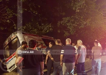 Lənkəranda təcili tibbi yardım avtomobili qəzaya uğrayıb: Ər-arvad xəsarət alıb
