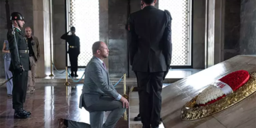 Belçikanın müdafiə naziri Atatürkün məzarında diz çökdü – Video