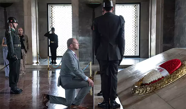 Belçikanın müdafiə naziri Atatürkün məzarında diz çökdü – Video