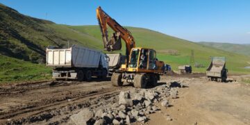 Cəlilabad rayonunda bir neçə kəndi birləşdirən yolun təmirinə başlanıldı.