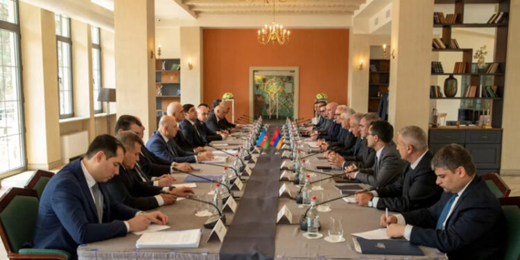 Azərbaycan və Ermənistan arasında dövlət sərhədinin delimitasiyası üzrə komissiyaların növbəti görüşü keçirilib.  Ermənistanın Ağverən istirahət zonasında Azərbaycan Baş nazirinin müavini Şahin Mustafayev və Ermənistan Baş nazirinin müavini Mher Qriqoryanın sədrliyi ilə delimitasiya komissiyalarının 13-cü iclası baş tutub.  İclasın yekununda Şahin Mustafayevin rəhbərlik etdiyi nümayəndə heyətinin korteji Ağverən ərazisini tərk edib.