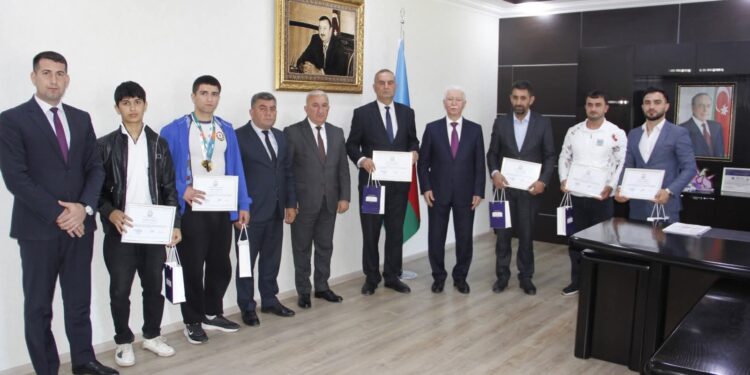 Cəlilabad rayon icra hakimiyyətinin başçısı Rafiq Cəlilov idmançıları və onların məşqçilərini qəbul edib