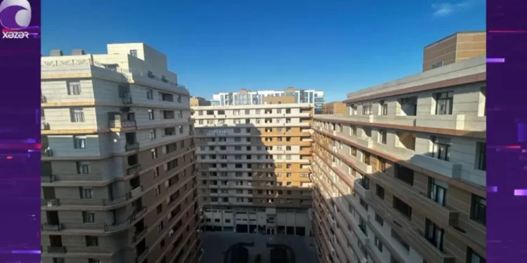 Bakıda 15 mərtəbəli binanın damında mənzil tikib, satışa çıxardılar – VİDEO