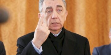 Vəzifədən azad edilən qadın Eldar Əzizovun qudası imiş
